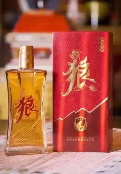 不同档次藏狼酒实物对比：简装、礼盒装、陶瓷瓶装，背景为酿酒车间环境_1