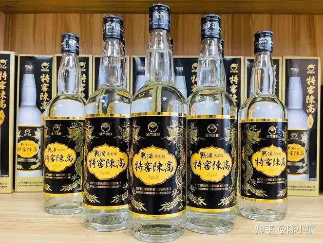 放置在木桌上有手写标签的透明玻璃酒坛，内部琥珀色高粱酒液清晰可见，背景为专业酒窖环境_1