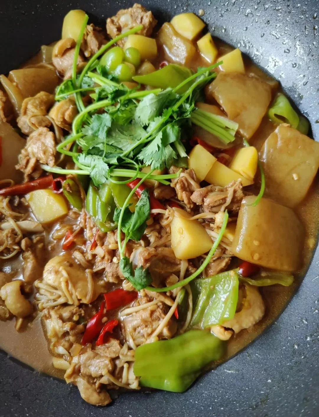 一锅做好的家常啤酒鸭，色泽红亮诱人，热气腾腾。_1