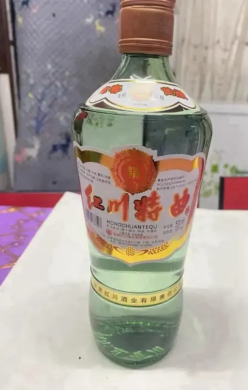 资深酿酒师工作台上，三杯不同香型的纯粮食酒与酿酒原料高粱、小麦静置，展示纯粮酒的魅力_1