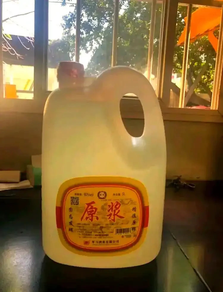 酿酒师在传统车间内进行基酒品评与勾调工作，展示纯粮食酒勾兑的核心环节_1