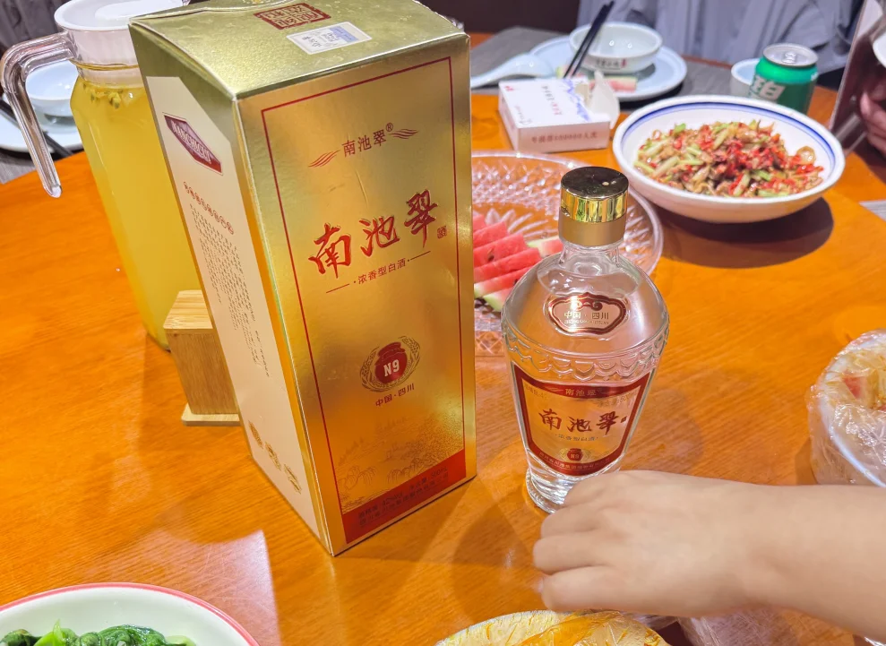 白酒与肠道健康关系示意图，展示酒杯与肠道结构，解释润肠通便的可能原理。_1