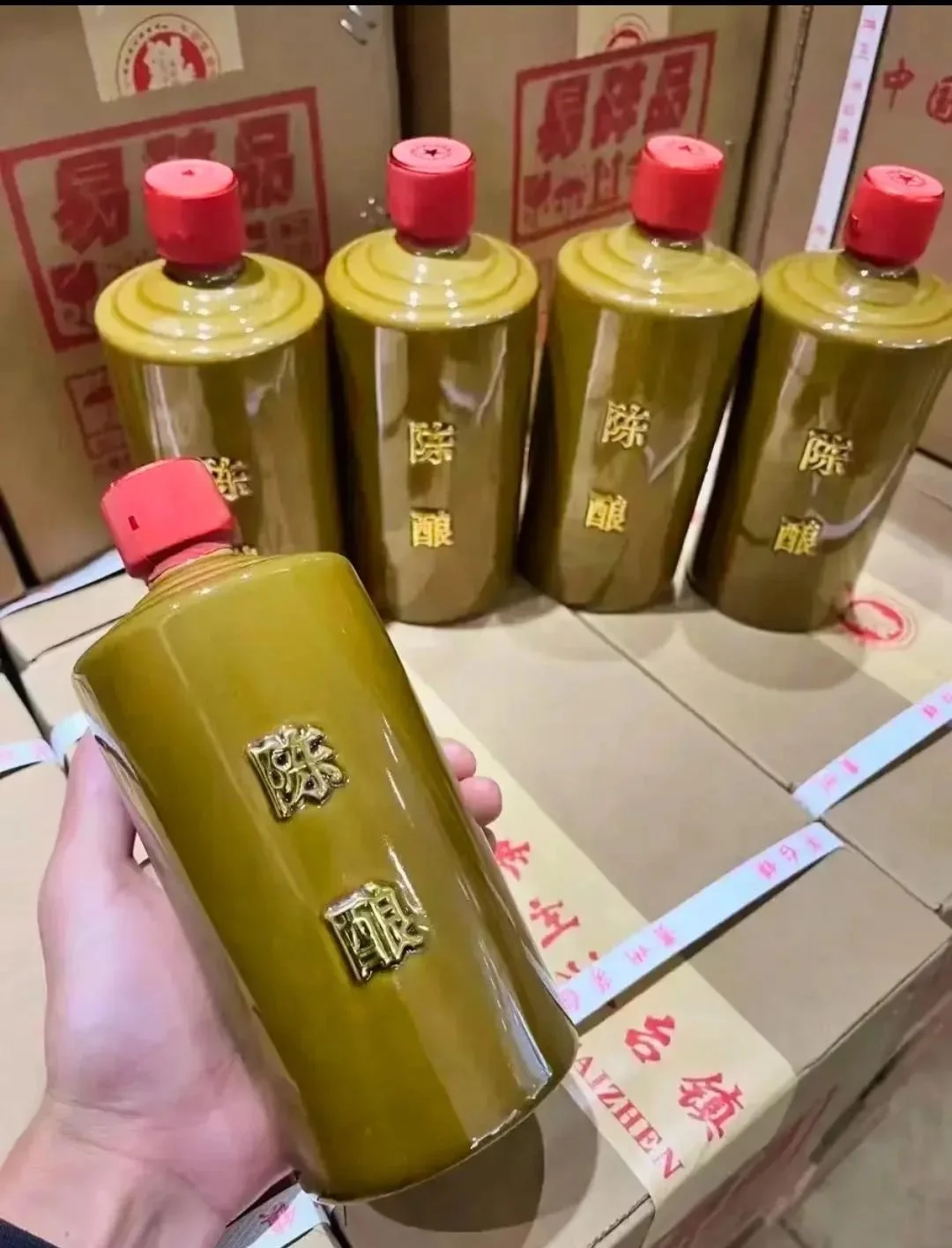 酿酒师工作台上的纯粮酒样本与原料（高粱、酒曲）对比展示，用于讲解如何鉴别粮食酒。_1