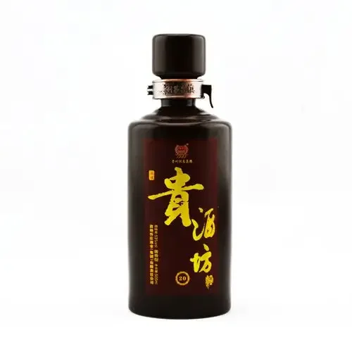 一瓶纯贵坊酒与酿酒原料高粱、品酒器具的静物组合，展现了白酒背后的酿造文化与价值。_1