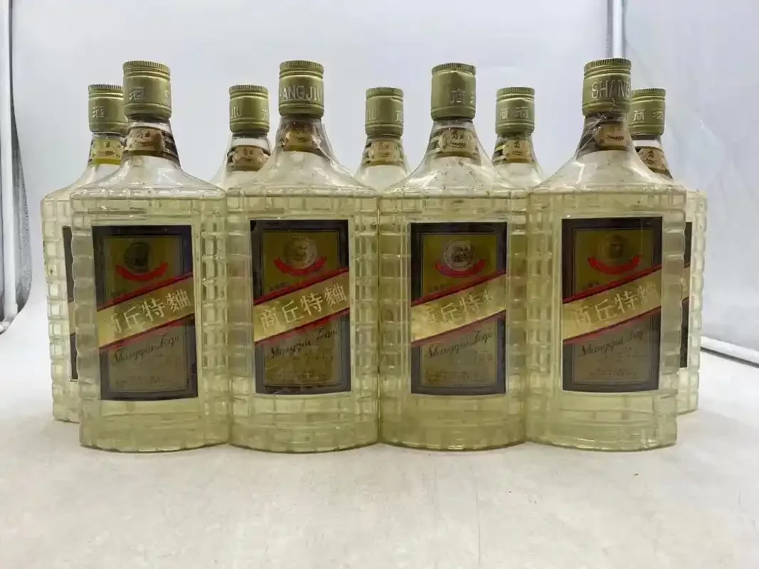 商丘本地传统陶制酒坛特写，象征着深厚的酿酒历史与技艺传承_1