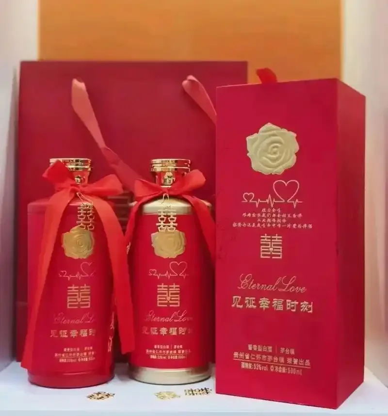 河北婚宴酒桌实景,桌上摆满红色包装的衡水老白干等本地酒与知名白酒,烘托出热闹喜庆的婚礼氛围。_1