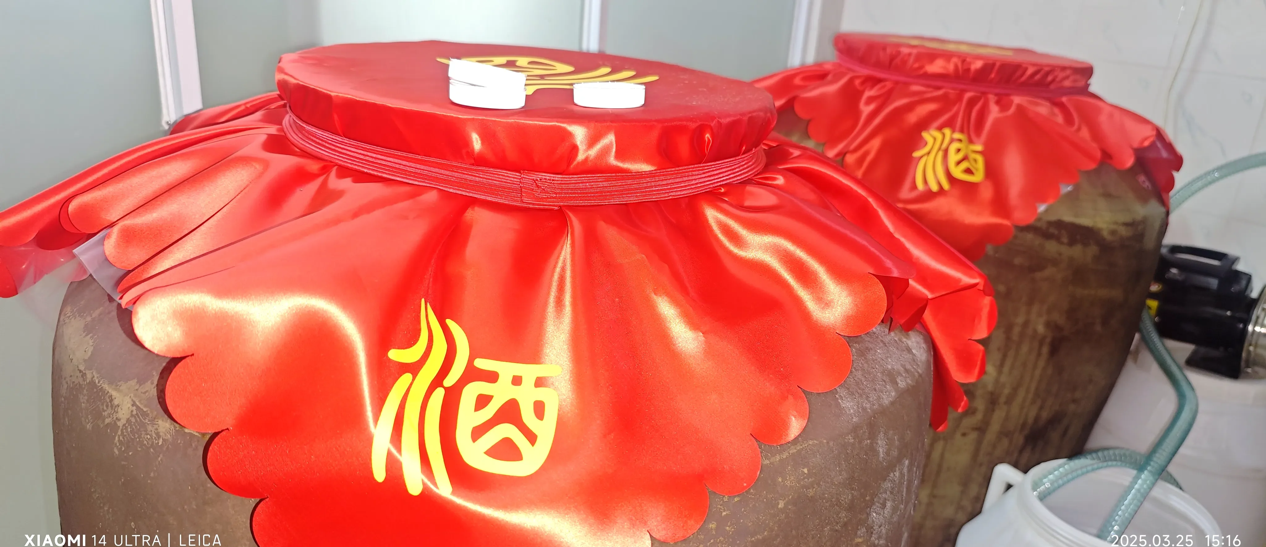 已开封的陶瓷白酒瓶与酒杯静物图，展示家庭环境中白酒的保存场景_1