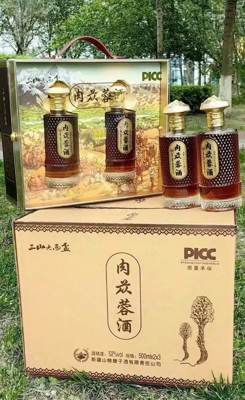 肉苁蓉和金樱子浸泡在透明玻璃酒罐中的特写照片，展示泡酒的实际状态_1