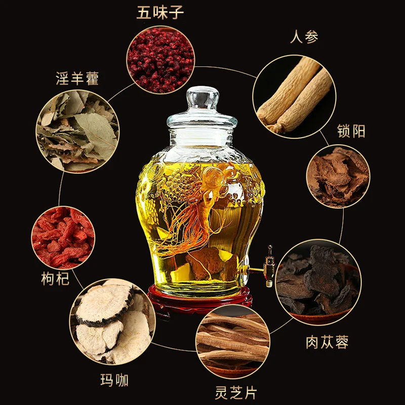 五味子泡酒10斤配方展示：装有深红色酒液的玻璃罐、干燥五味子、量杯和纯粮白酒瓶_1