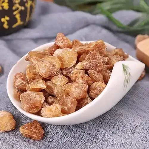 透明玻璃罐中正在浸泡的瓜蒌薤白药酒，药材清晰可见，旁边散落着原料，整体风格温馨古朴。_1
