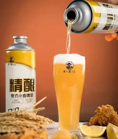 酿酒师进行麦汁收集和转移操作，蒸汽缭绕，展示了精酿啤酒糖化过程的关键步骤。_1