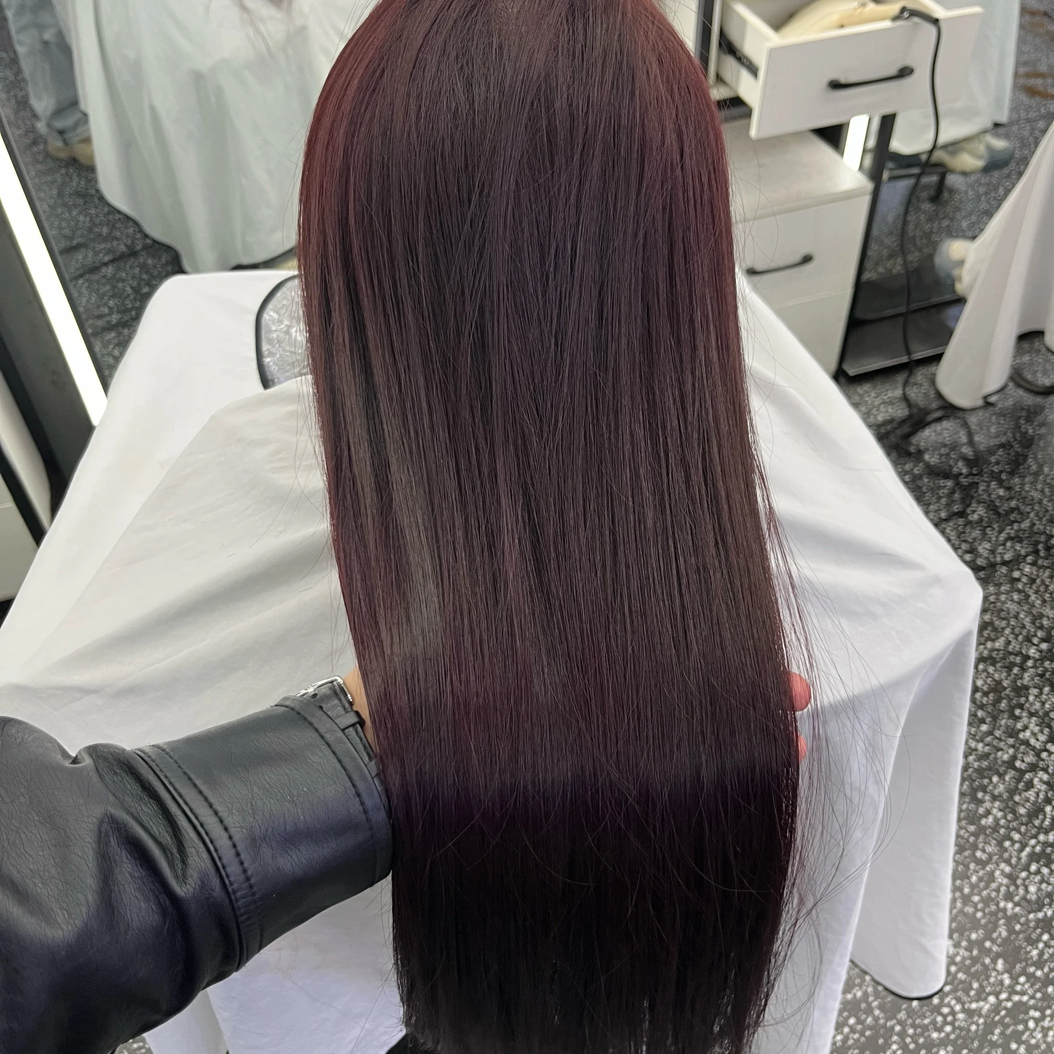 家庭手工酿造葡萄酒场景：发酵罐、葡萄、工具特写_1