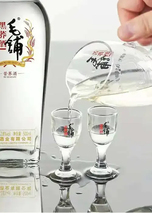 黑苦荞麦原料与陶缸发酵场景，展示纯粮酿造过程_1