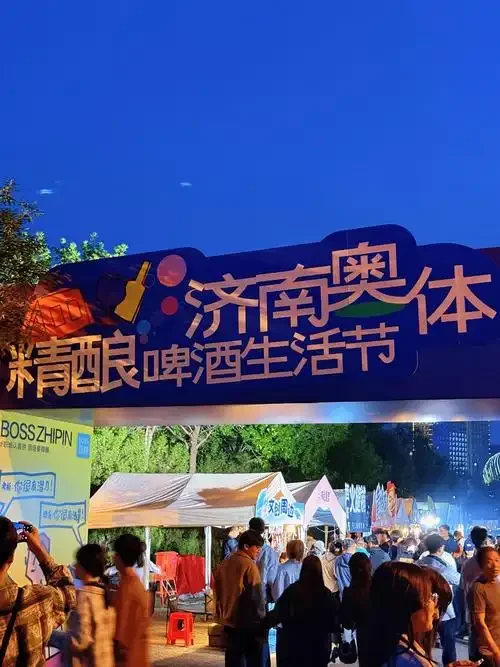 济南精酿啤酒家庭酿造场景：桌上摆放着发酵罐、麦芽、啤酒花和测量工具_1