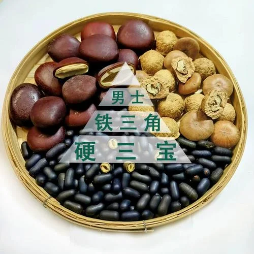 正在浸泡中的风流果泡酒特写，展示琥珀色酒液与果实的完美融合状态_1