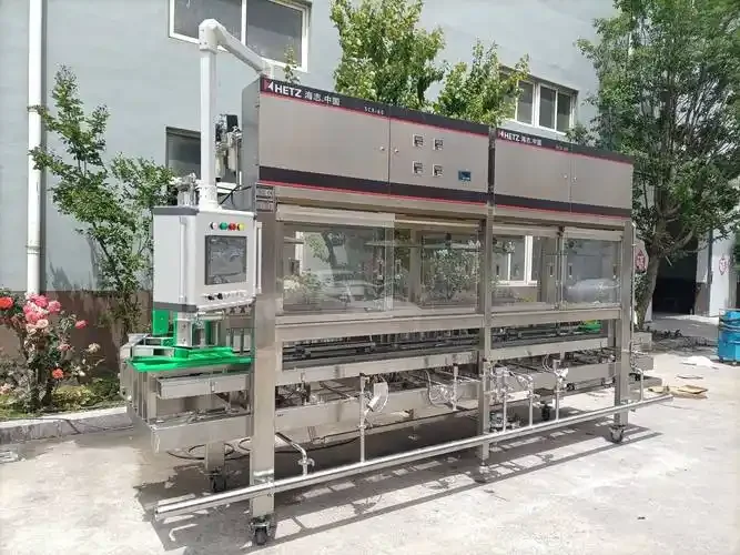 家用或小型商用精酿啤酒设备实景展示，包括麦汁锅、发酵罐和成品啤酒_1