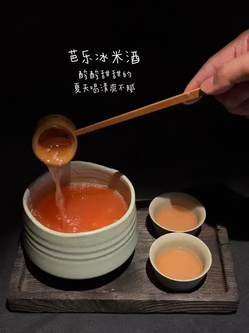 传统陶瓷酒坛、大蒜与雄黄矿石的家庭酿酒场景，展示雄黄大蒜酒的原料与容器。_1