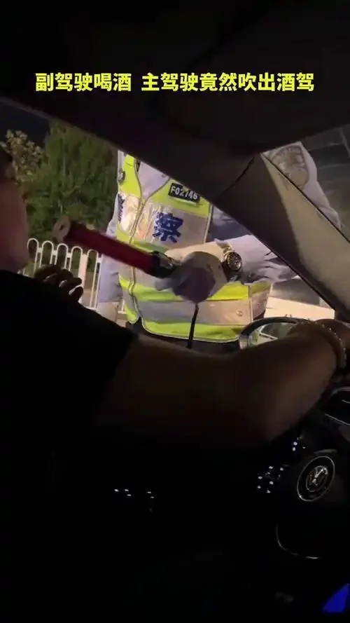 交警正在进行酒驾吹气测试,仪器屏幕上清晰显示数值为10毫克/100毫升。_1
