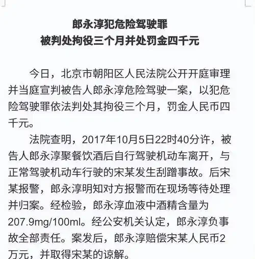 酿酒师在酿酒车间内，向观众展示如何在电脑上查询酒驾判决书等相关法律信息_1