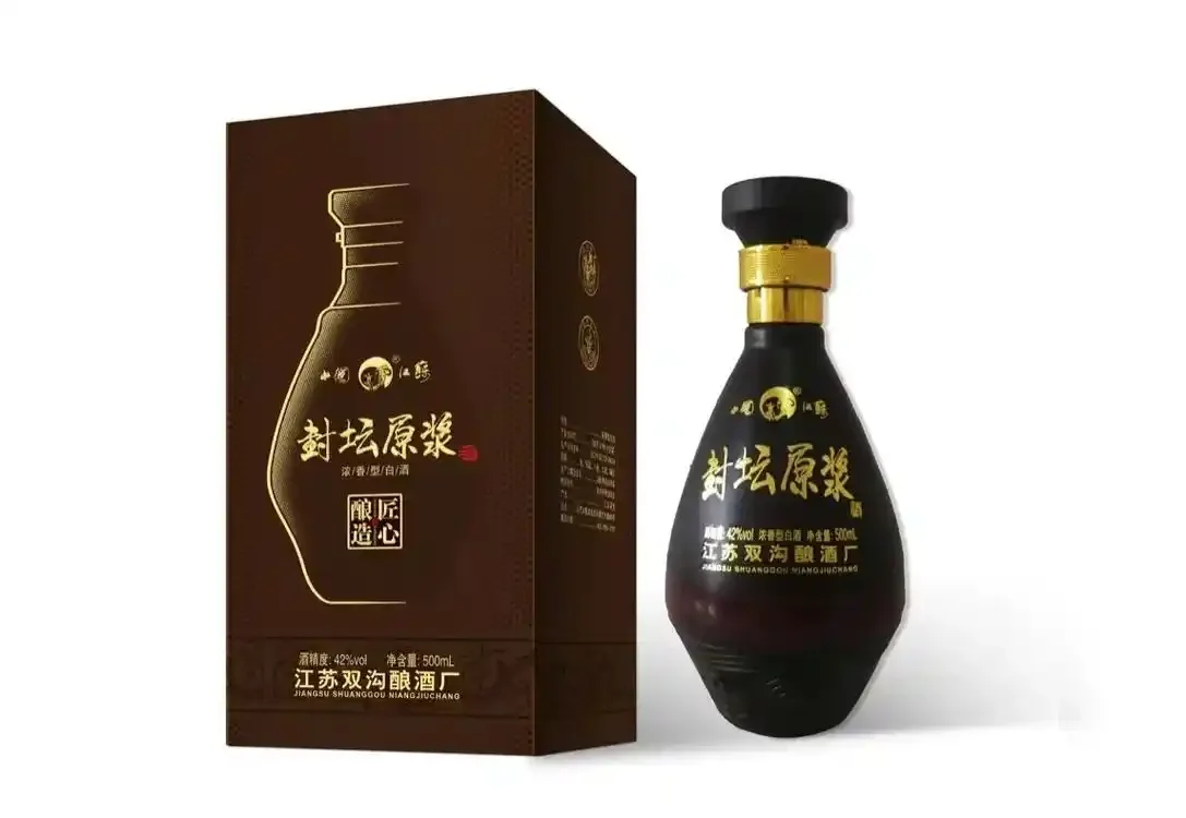 酒窖中一只用传统泥封密封的陶坛，象征绵柔封坛酒的储存核心_1