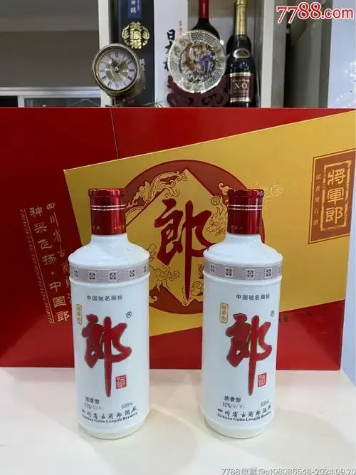 郎酒窖藏52度浓香型白酒产品展示图，置于古朴木桌上，旁边有一杯清亮的酒液。_1