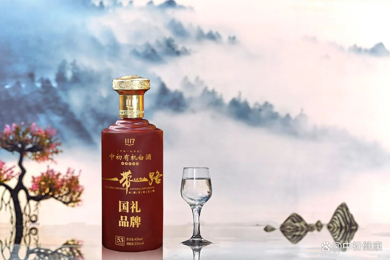 酿酒师在酒坊中专注进行中初有机粮酒的精馏环节，观察酒液品质_1