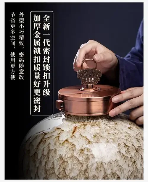 一套不锈钢材质的50斤容量小型白酒蒸馏设备，包含蒸锅、冷却器和导气管，放置于工作室环境中。_1