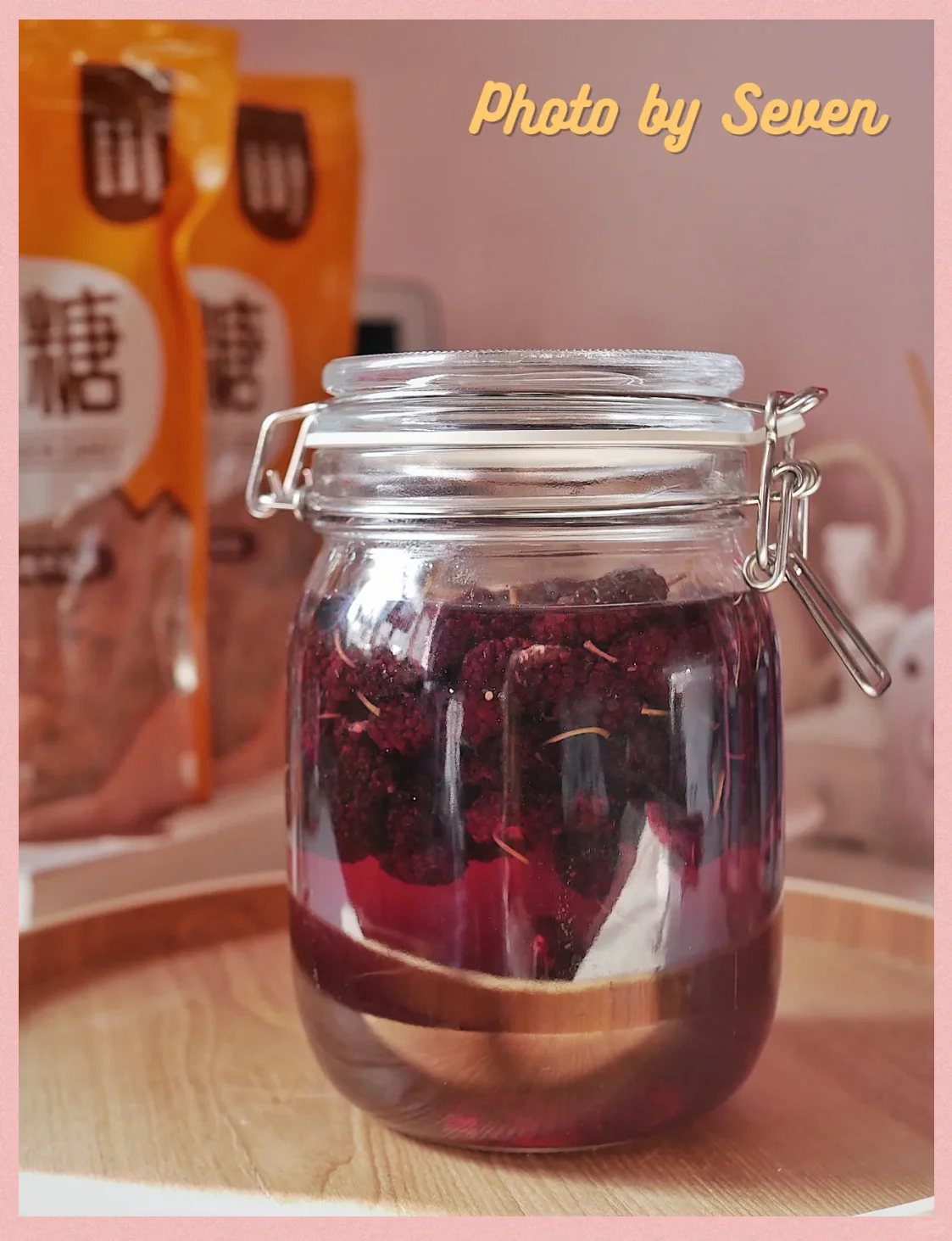 家庭自制桑葚酒场景：玻璃罐中浸泡着深紫红色的桑葚，旁边是清香型白酒、新鲜桑葚果和冰糖_1