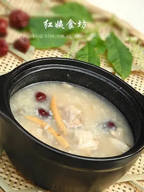 王永利益寿大补酒药材与酒坛静物展示，包含枸杞、桂圆、红枣等中药材和传统陶瓷酒具。_1