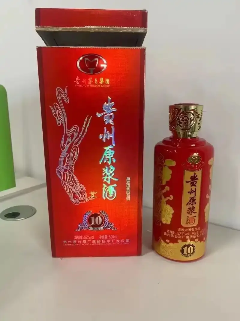 一瓶52度纯粮原浆酒与其原料（高粱、小麦）的特写，展示酒体与原料的关联_1