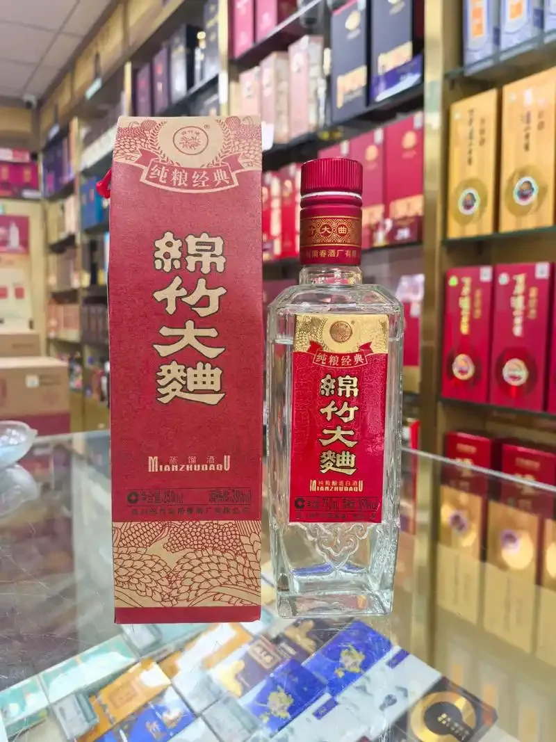绵竹大曲蓝标酒瓶与高粱、小麦、稻谷等粮食原料的对比照片，探究其纯粮属性。_1