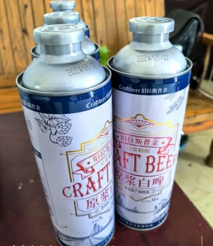 精酿啤酒与工业拉格啤酒对比图,展示在小型酿酒作坊中,酿酒师正在品鉴不同风格的啤酒。_1