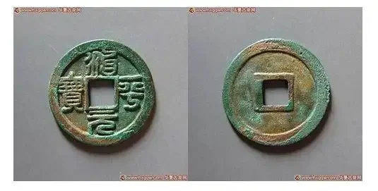 中鉴清淞泉酒大雅53度产品与品酒杯特写，展示其清澈酒体和优雅包装_1