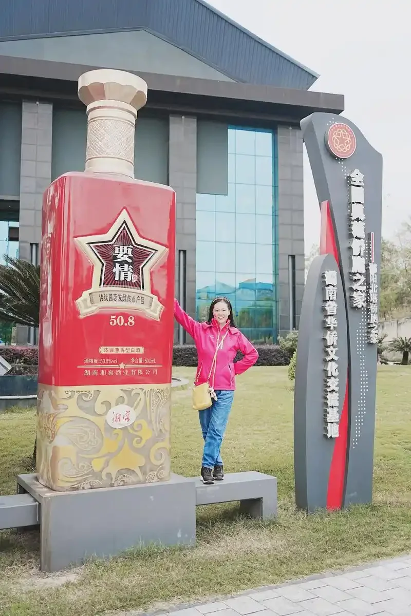 湘窖地藏酒窖内部实景，陶坛陈放，展现时间的沉淀_1