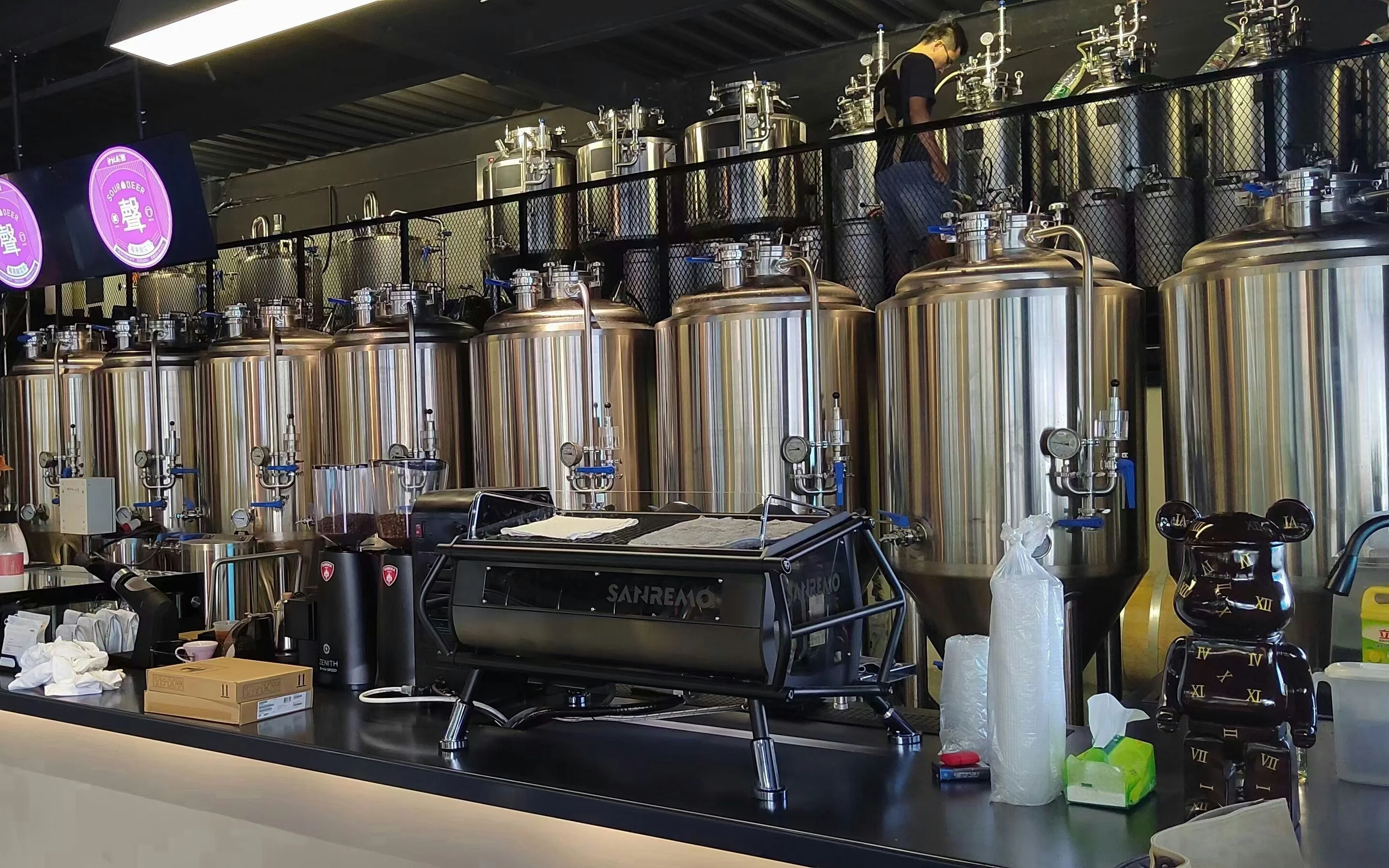 小型精酿啤酒设备工作场景，不锈钢设备与麦汁细节_1