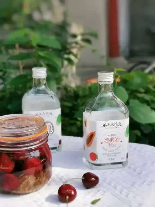 人参枸杞在透明纯粮食酒中浸泡的特写画面，背景可见不同香型白酒瓶。_1