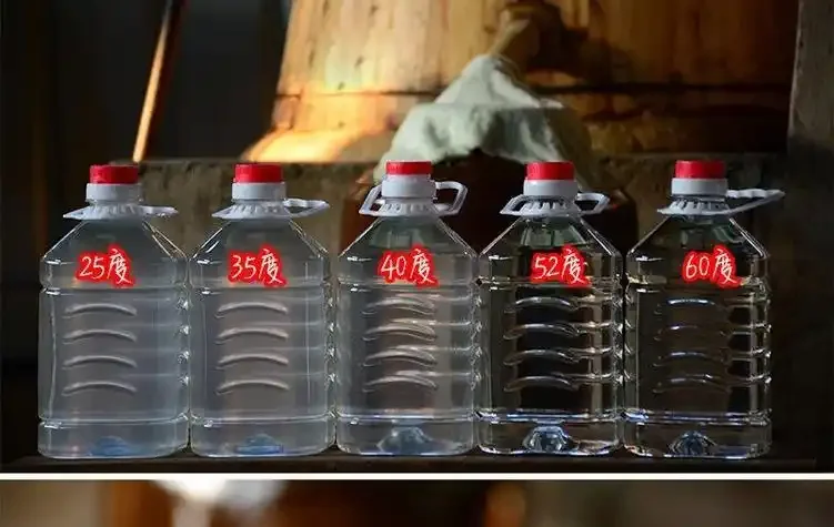 一瓶标有GB/T 26761的白酒与酿酒原料糯高粱、小麦和酒曲的静物组合照片_1