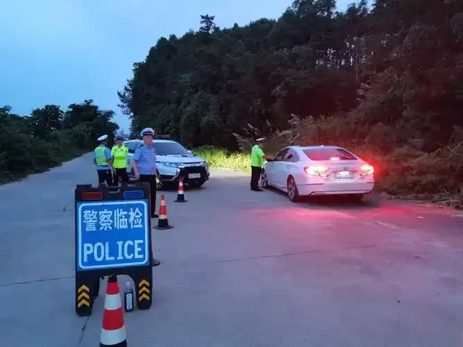 正确演示向手持式酒精检测仪吹气的动作特写，嘴唇含住吹气管口_1