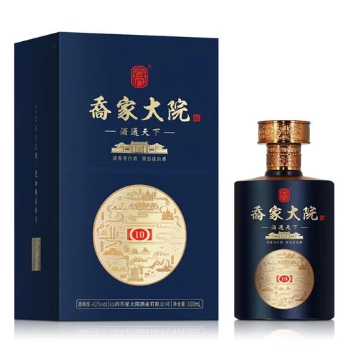 乔家大院酒瓶与酒盅特写，展示其产品外观与清亮酒液。_1