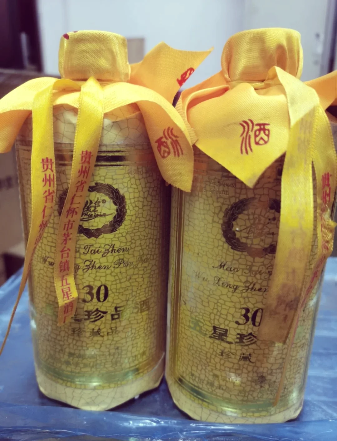茅台镇传统酒窖内部，一排排大陶坛（天锅子）静静陈化，光线昏暗，氛围神秘，展现酱香酒酿造的核心环节——窖藏。_1