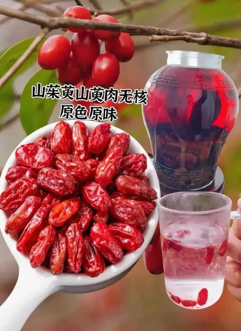 老酿酒师展示的枣皮泡酒成品，酒液呈琥珀色，瓶中可见红枣皮及其他天然配料。_1