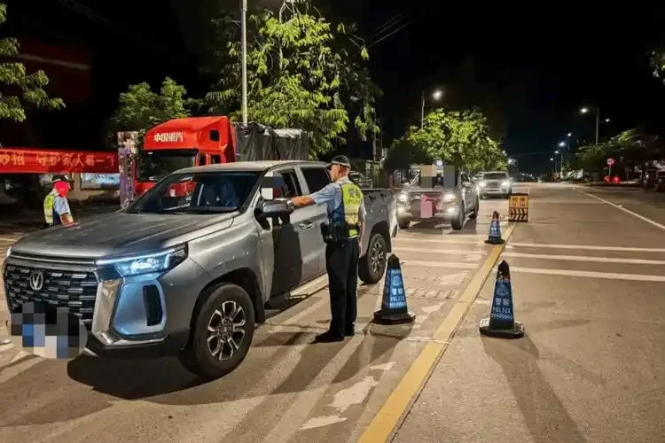 酿酒师在酒厂内，手持酒杯指向‘酒后不开车’警示牌，强调安全责任_1