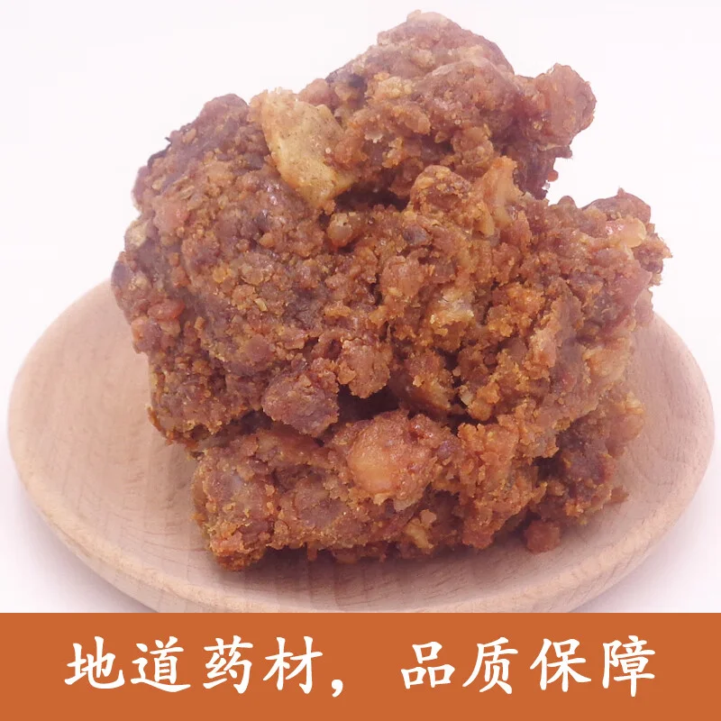 家庭泡酒场景：透明玻璃瓶中泡着10克阿魏，旁边有电子秤和少许其他药材，展示阿魏泡酒的真实操作过程。_1