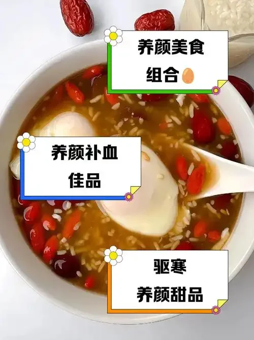 甜糯米酒煮鸡蛋成品特写，砂锅中汤汁金黄，荷包蛋完整，热气腾腾，展现家常养生美食的温暖氛围。_1