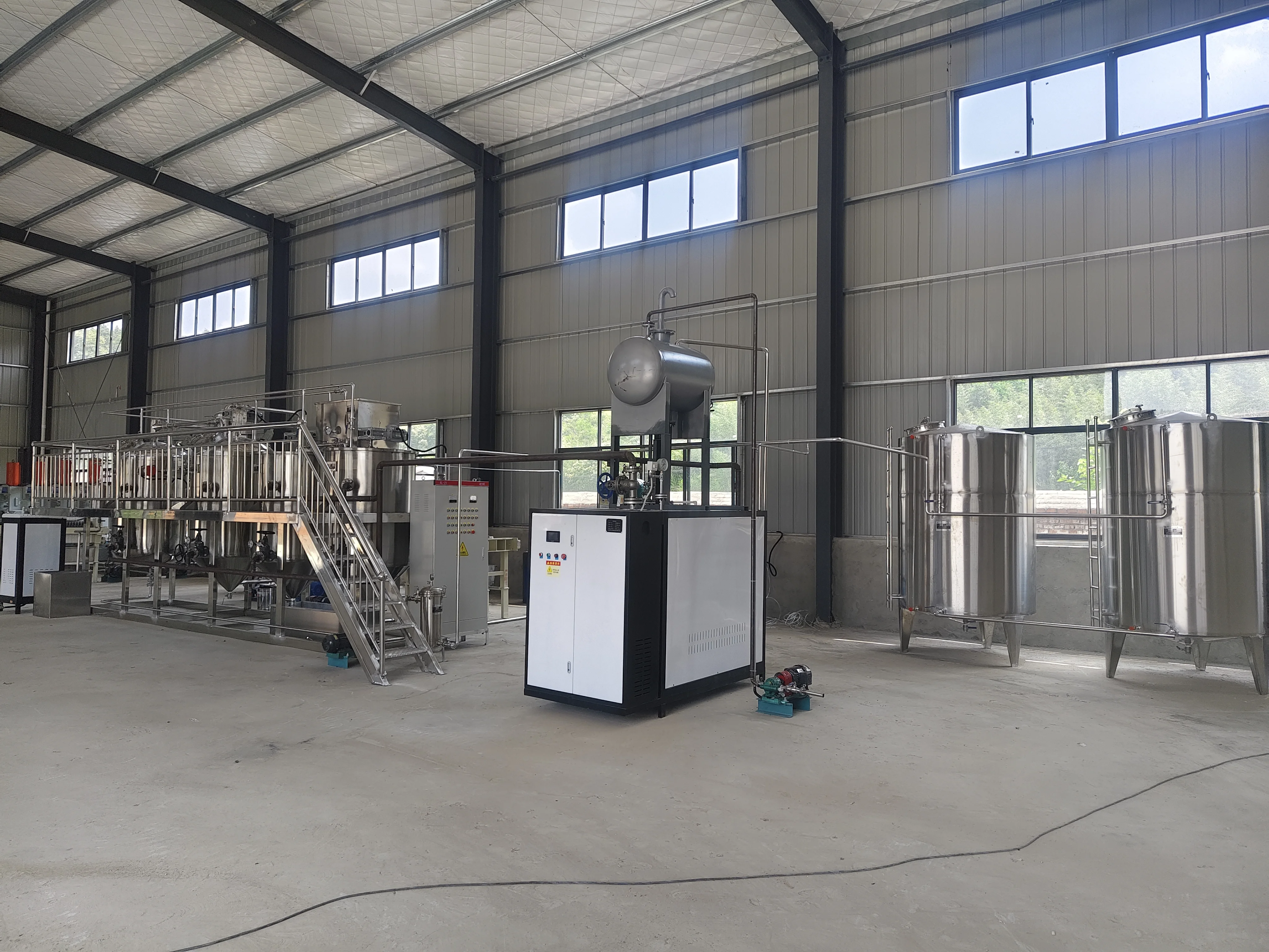 酿酒师在新乡的工作室里操作专业小型不锈钢酿酒设备_1