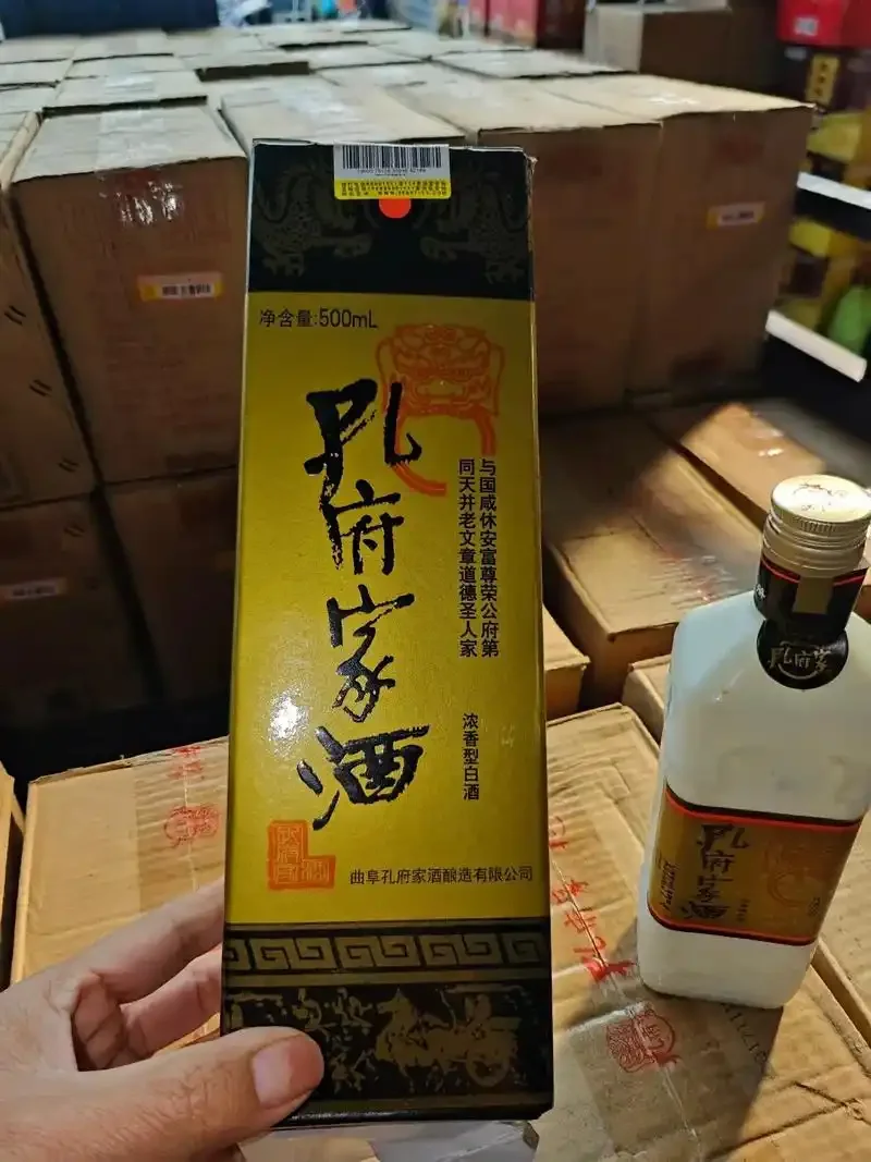 酿酒师的手捧起酿酒原料高粱，背景是传统酿酒设备，展现了郭府家酒酿造过程的专业与匠心。_1