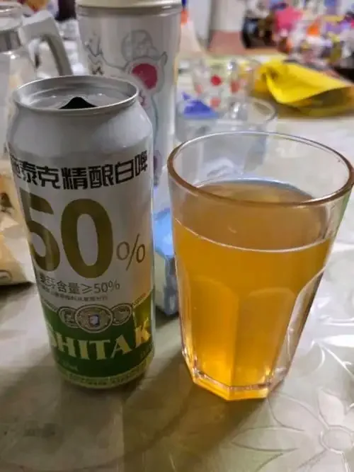酿酒师在品鉴台前手持一杯精酿啤酒，讲解如何挑选不同风格的啤酒_1