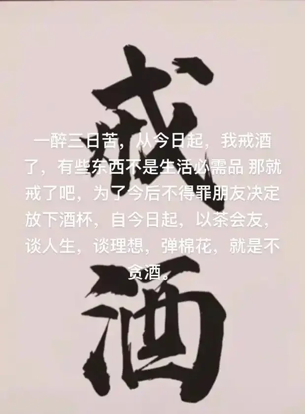 一杯清水、柠檬片和橙子摆放在桌面上，代表天然的解酒方案_1