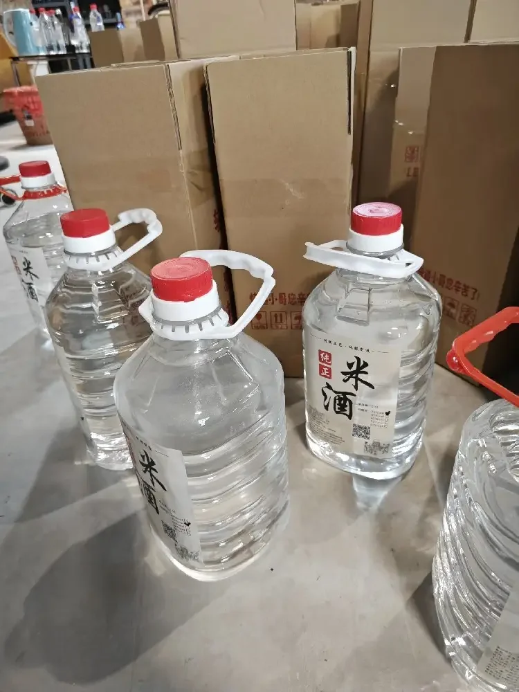 酿酒师工作台上，一个打开的陶瓷米酒坛和几个装满米酒的玻璃密封罐，展示了米酒存放的常用容器。_1