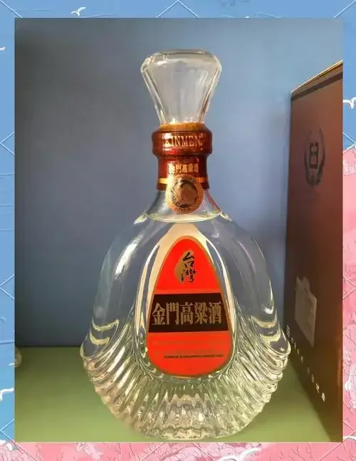 酿酒师在传统酒坊中蒸馏高粱酒，蒸汽缭绕，专注观察酒液流出状态。_1